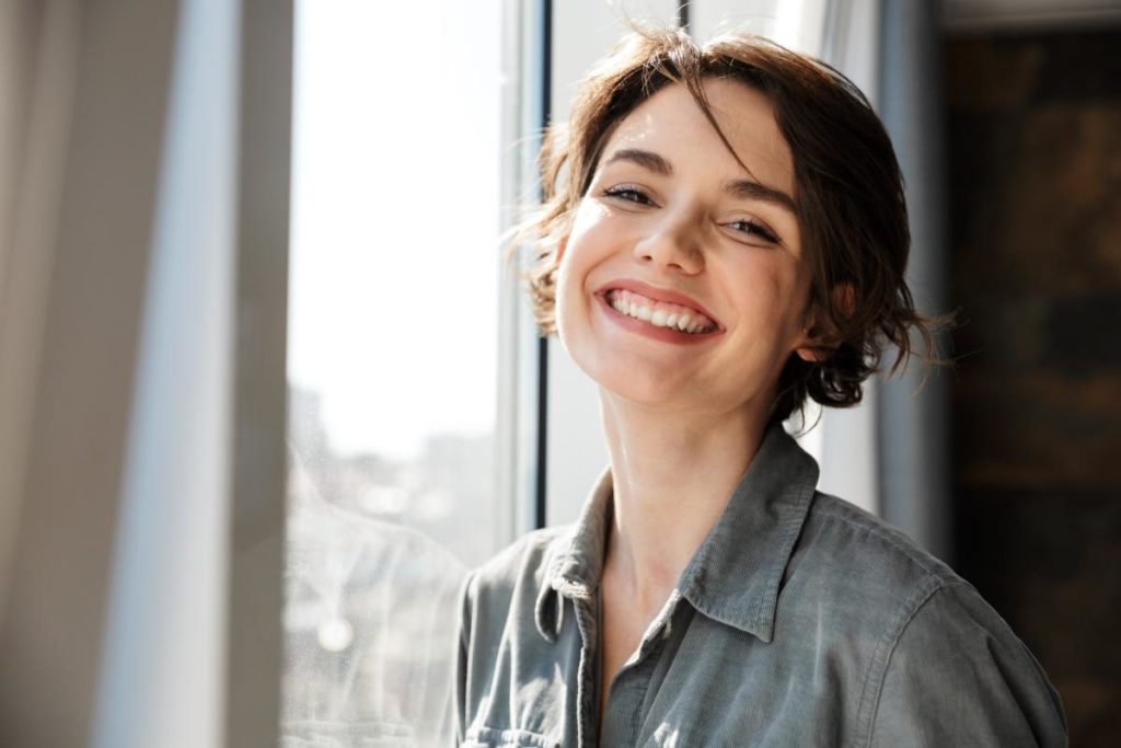 woman smiling in individualized alcohol and drug treatment